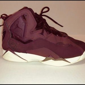 Maroon Jordan’s size 6.5